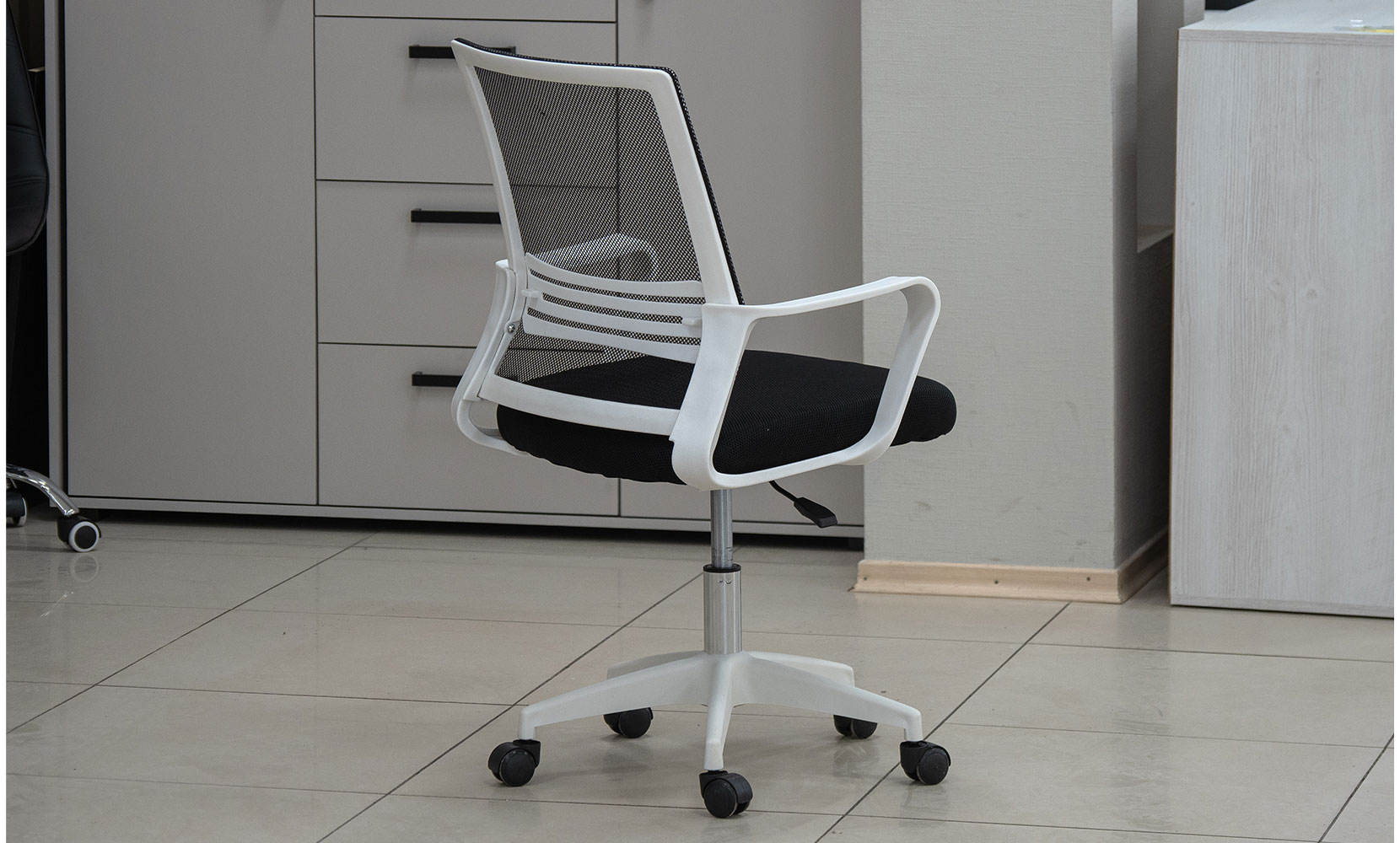 Офісне крісло Стілець офісний Веб чорний/білий - фото 5