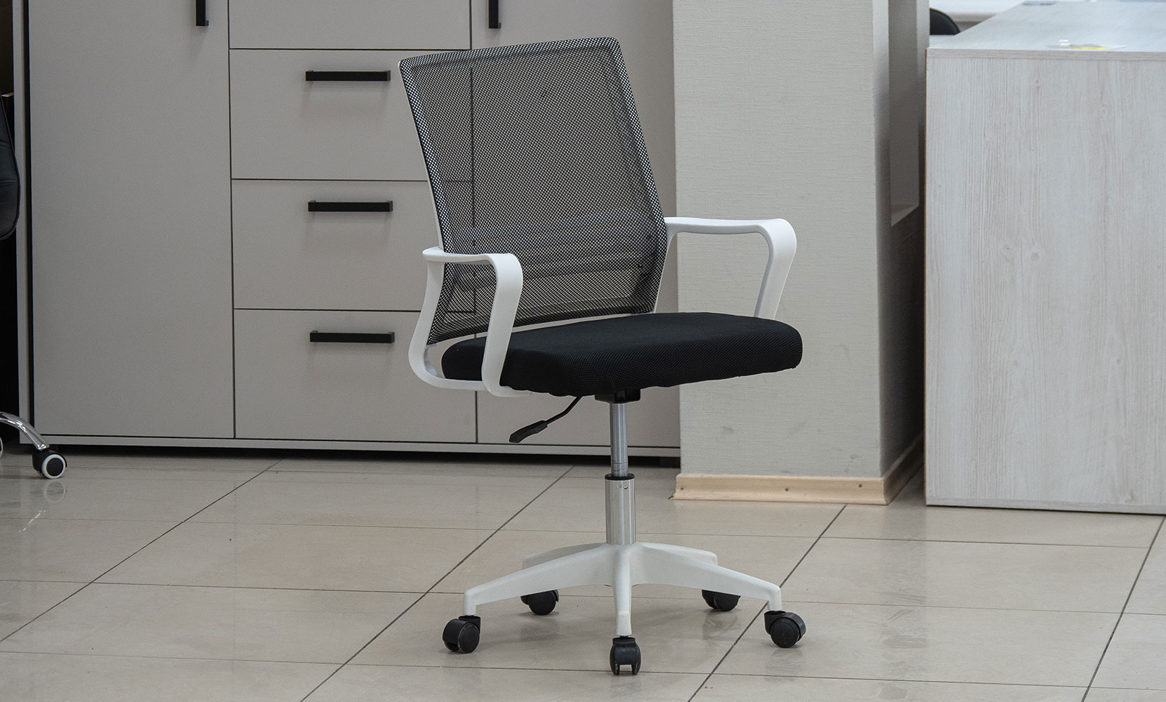 Офісне крісло Стілець офісний Веб чорний/білий - фото 2