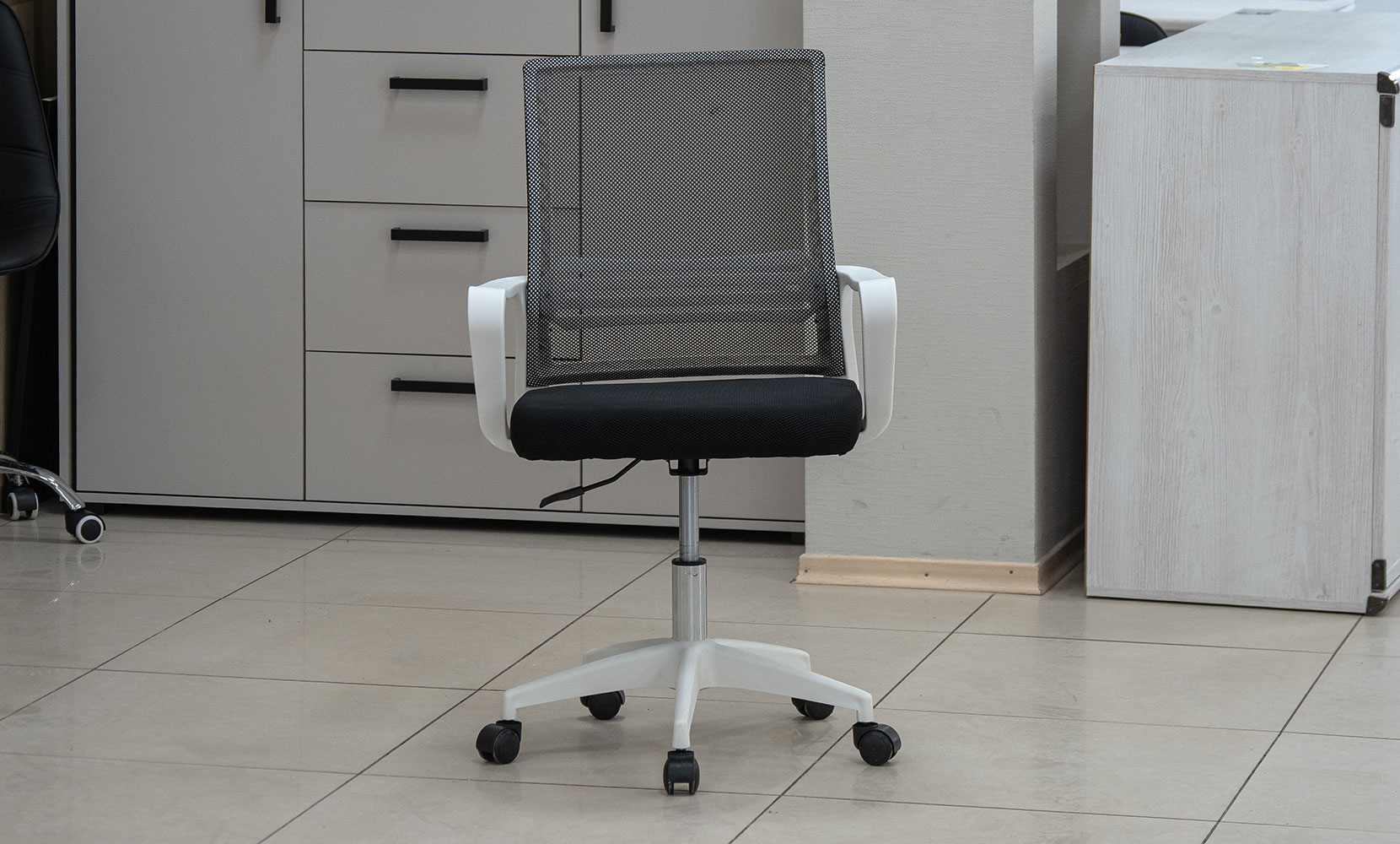 Офісне крісло Стілець офісний Веб чорний/білий - фото 3